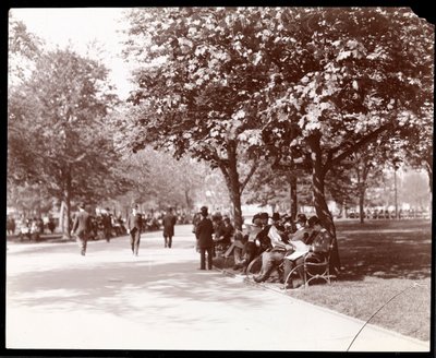 Mannen op parkbanken in Union Square, New York, ca. 1903 door Byron Company